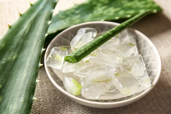 10 علاجات منزلية لانحسار اللثة - oral-health massage your gums with aloe vera gel for receding gums 600x400 - 10 علاجات منزلية لانحسار اللثة