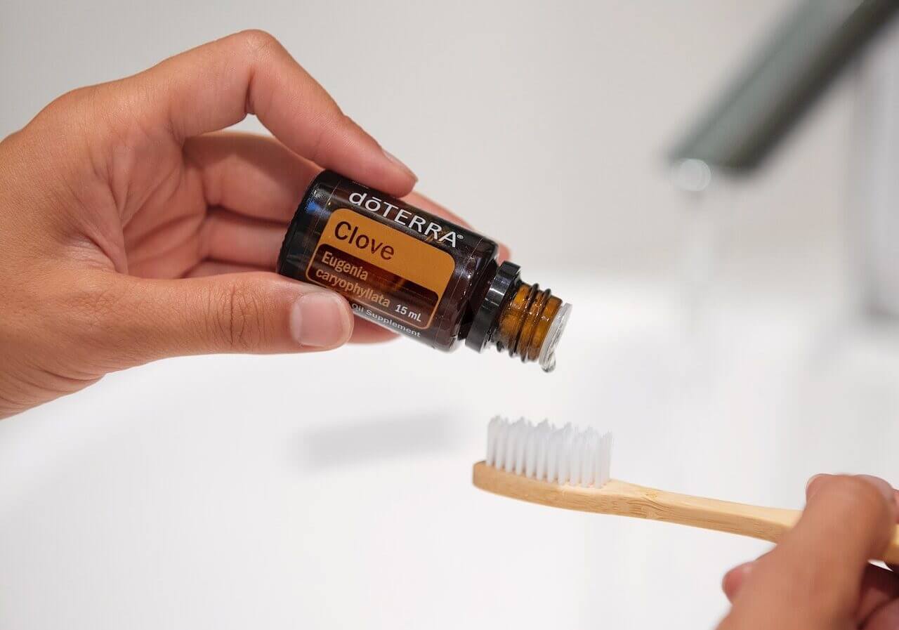10 علاجات منزلية لانحسار اللثة - oral-health pexels doterra international llc 5495915 1 e1627415763831 1280x897 - 10 علاجات منزلية لانحسار اللثة