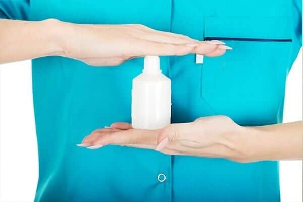 10 علاجات منزلية لانحسار اللثة - oral-health rinse with hydrogen peroxide solution for receding gums 600x400 - 10 علاجات منزلية لانحسار اللثة