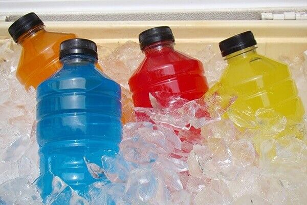 sports-drinks-that-are-making-you-gain-weight-600x400 أسوأ الأطعمة التي تحتوي على سعرات حرارية تجعلك تكتسب وزناً