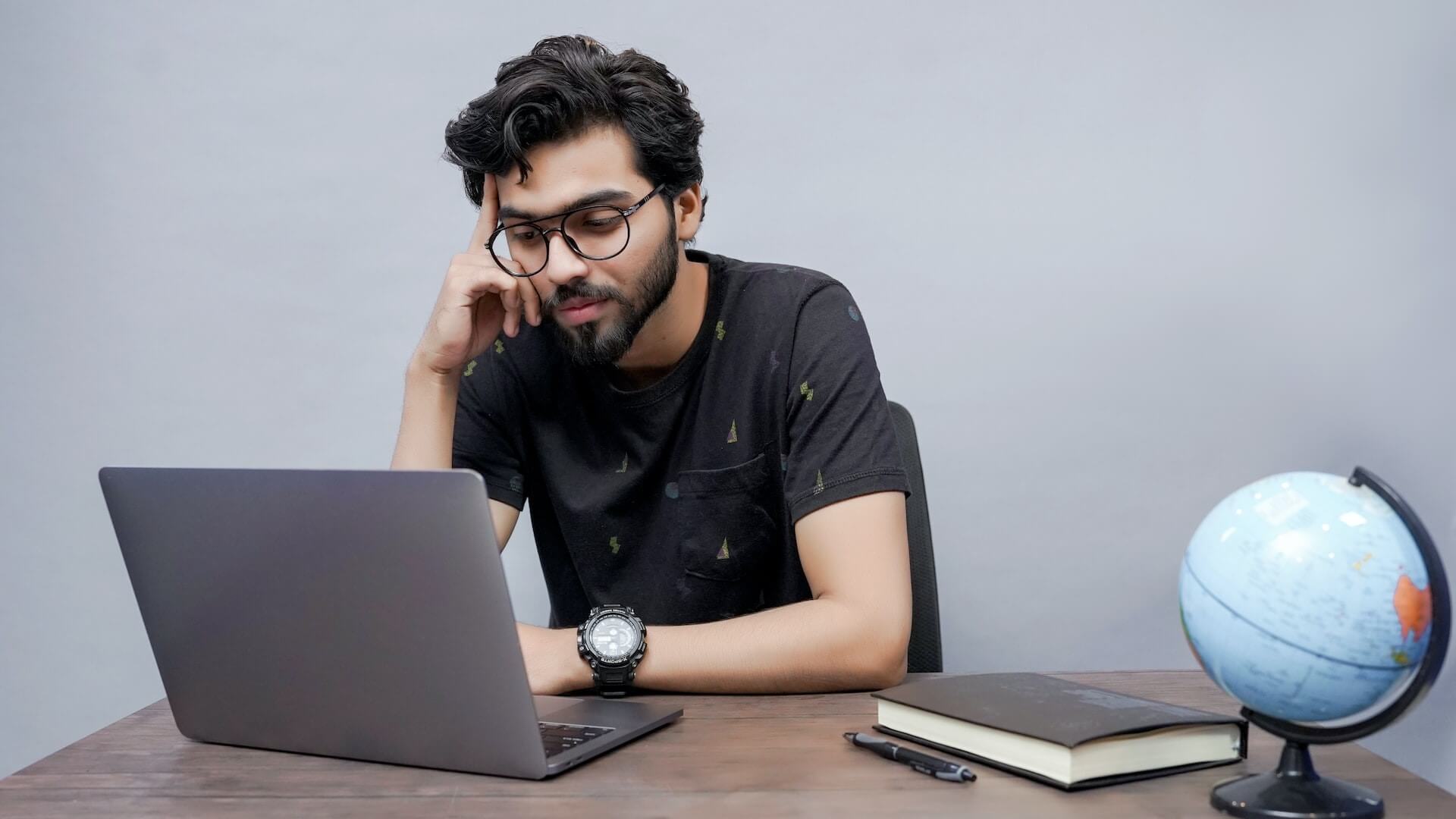 Man-sitting-in-front-of-a-laptop-1-1920x1080 أفضل 4 طرق لتعطيل بدء التشغيل السريع على Windows 11
