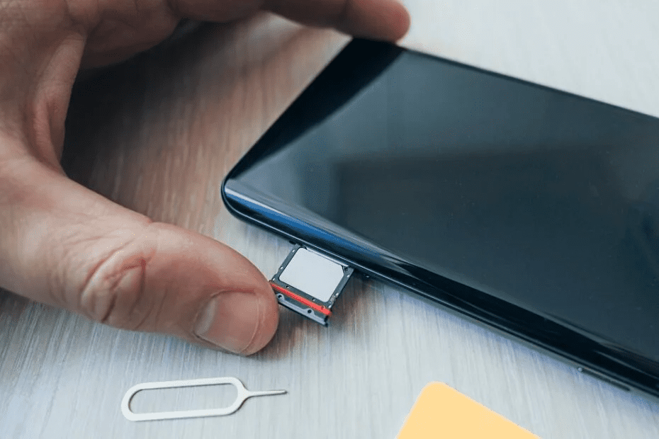 Remove-the-SIM-Card-or-SD-Card-from-the-tray-930x620-1 كيف يمكنك تحديث Boost Mobile Towers
