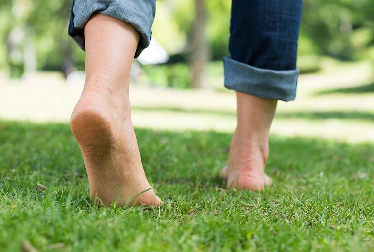 8 الفوائد الصحية للمشي حافي القدمين على العشب - %categories