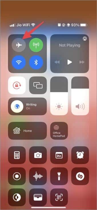 enable-airplane-mode-on-iPhone-340x736 أفضل 10 طرق لإصلاح عدم تشغيل Instagram لمقاطع الفيديو تلقائيًا