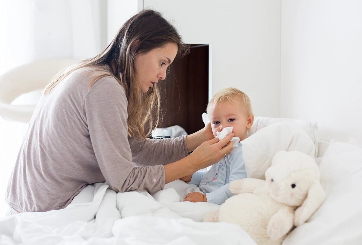 Wie man Erkältungen und Husten bei Säuglingen lindert Wie man Erkältungen und Husten bei Babys lindert feat 1200x811 - Wie man Erkältungen und Husten bei Säuglingen lindert