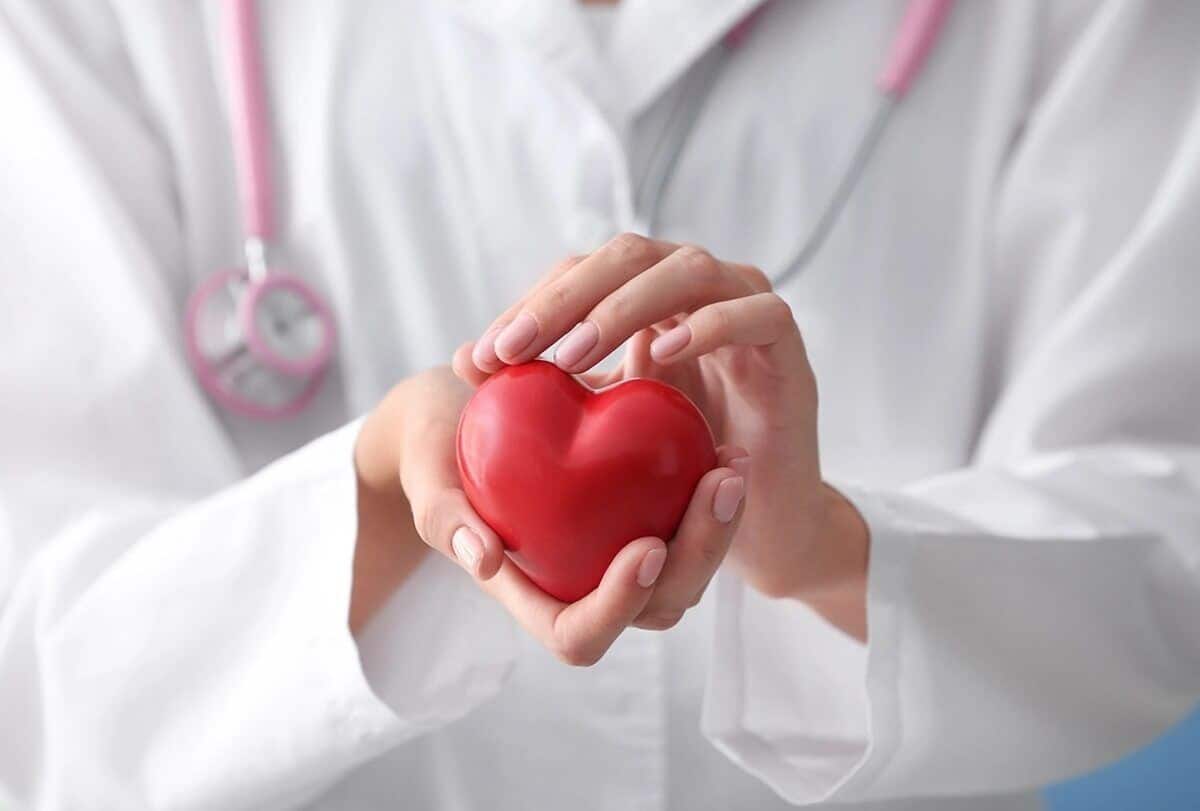 tips to manage and prevent heart diseases feat 1 1200x811 - 6 نصائح لإدارة والوقاية من أمراض القلب