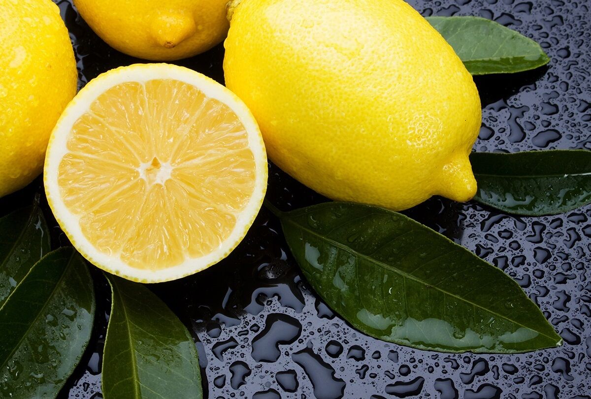 10 amazing lemon hacks you must know feat 1200x811 - 10 نصائح لاستعمال الليمون للطبخ والتنظيف واستخدامات التجميل