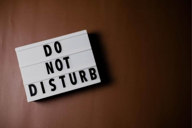 Do-Not-Distrub-Sign-675x450 ماذا يحدث عندما يكون هاتفك في وضع عدم الإزعاج