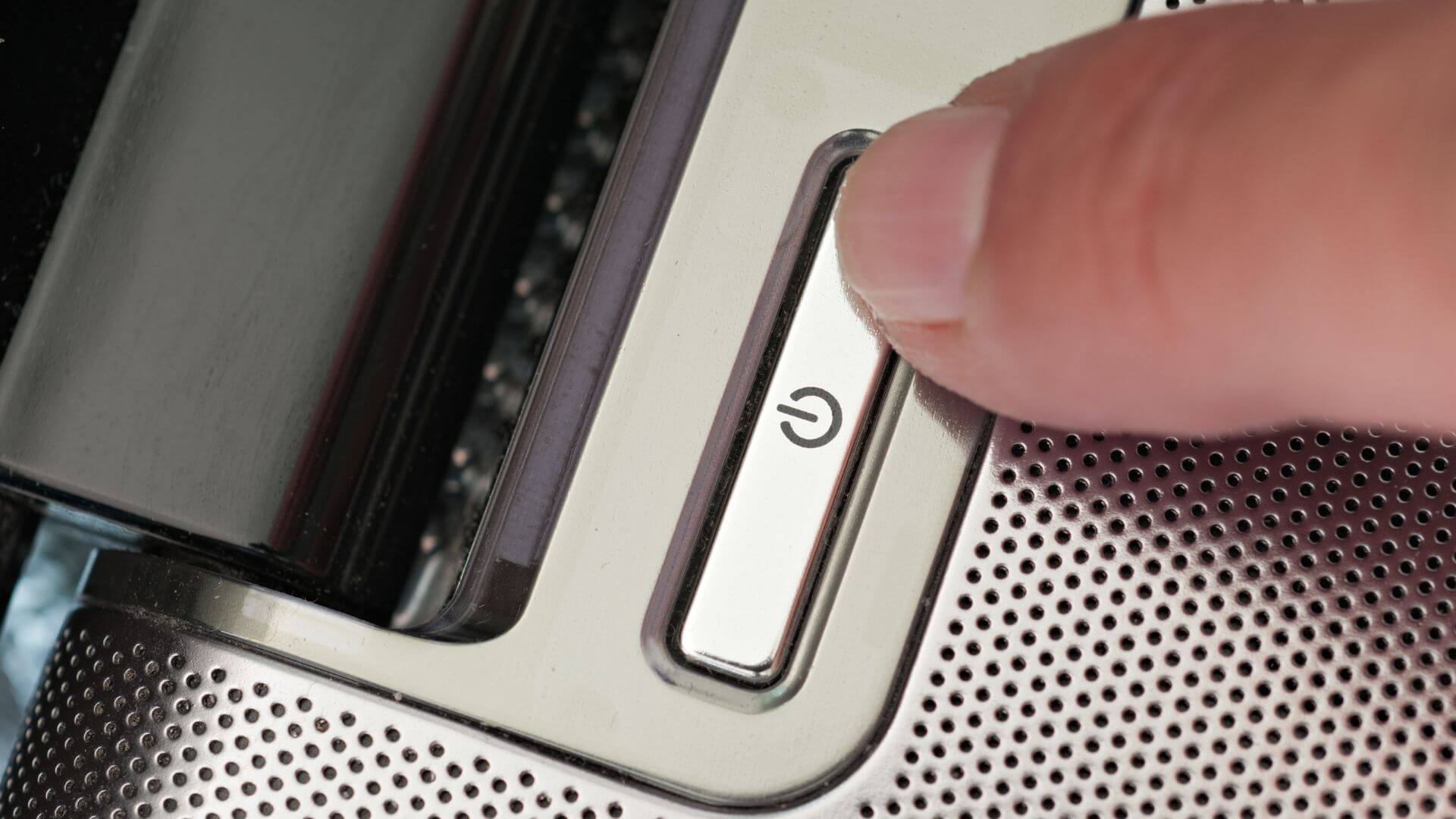 Laptop-Power-Button-1920x1080 10 إصلاحات لعدم ظهور صفحة تسجيل دخول Wi-Fi على  Mac و Windows
