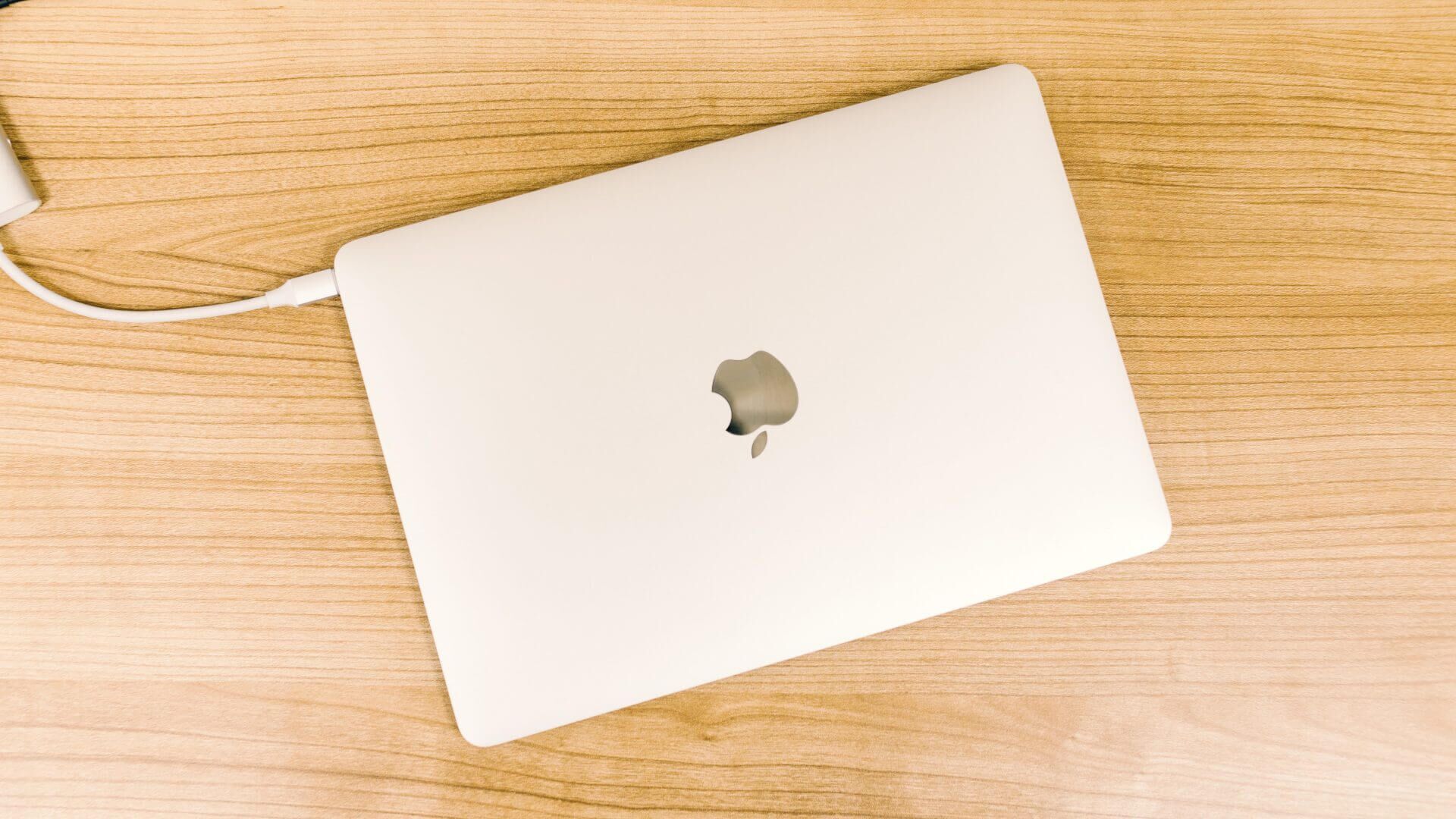 MacBook-with-closed-lid-1920x1080 كيفية منع MacBook من النوم عند إغلاق الغطاء