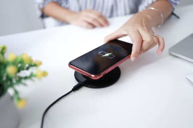 Putting-Phone-on-Wireless-Charging-675x450 6 إصلاحات لعدم عمل الشحن اللاسلكي على هواتف Samsung Galaxy