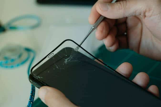 Removing-Tempered-Glass-From-a-Phone-675x450 أفضل 7 طرق لإصلاح اللمسة الخفية على هواتف Samsung Galaxy