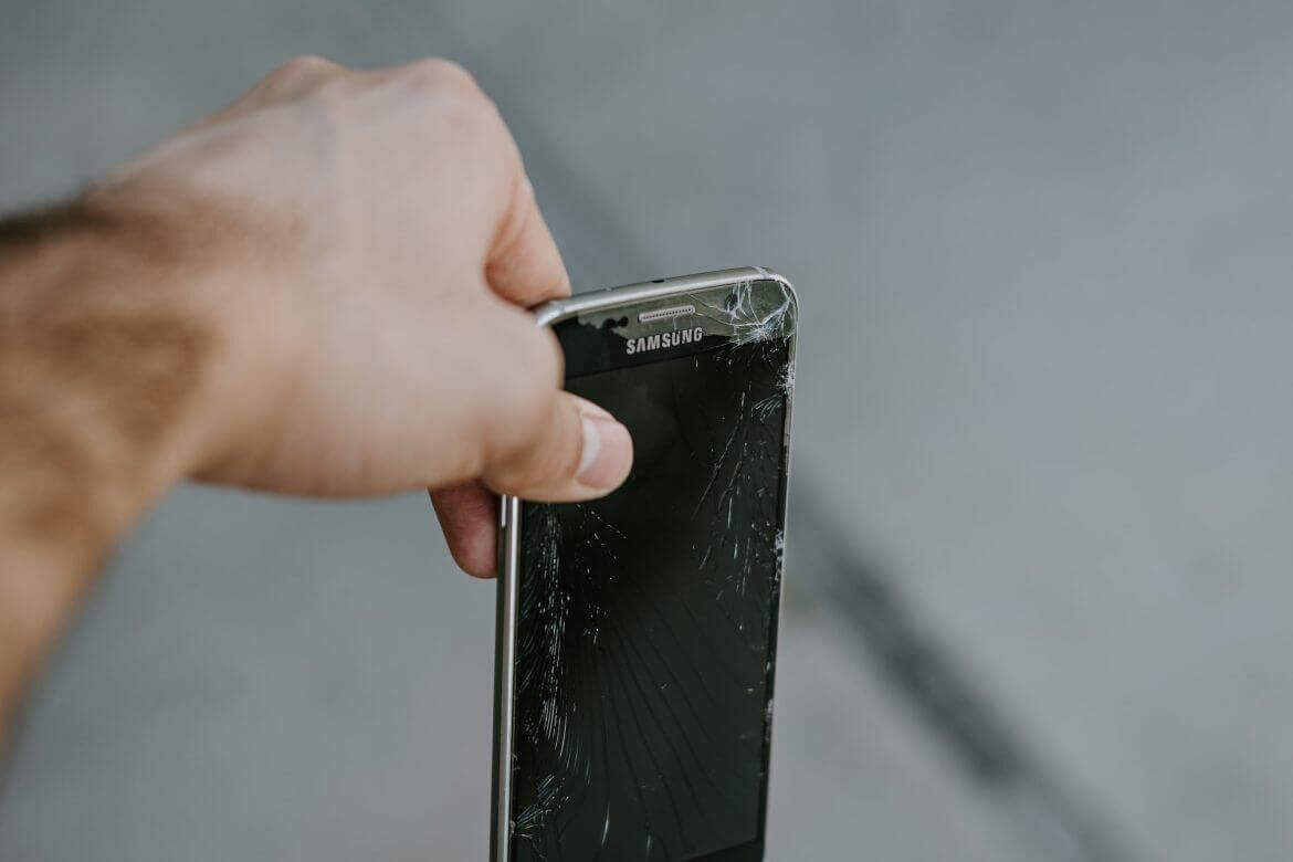 Samsung-Phone-With-a-Cracked-Display-1170x780-1-1170x780 أفضل 7 طرق لإصلاح اللمسة الخفية على هواتف Samsung Galaxy