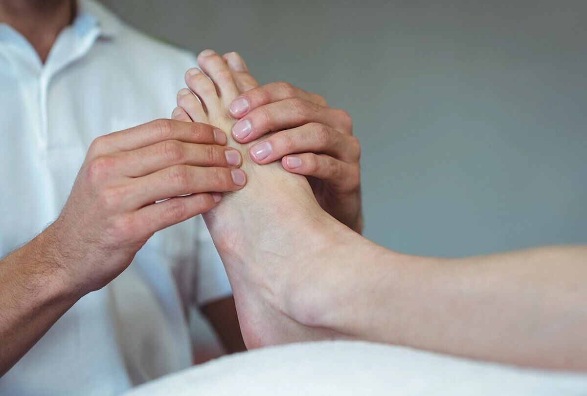 Comment utiliser les huiles essentielles pour traiter les chevilles et les pieds enflés - organicfacts comment utiliser les huiles essentielles pour traiter les chevilles et les pieds enflés exploit 1200x811