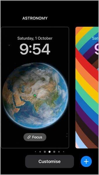 iPhone-Lock-Screen-Switch-Between-Multiple-340x602 أفضل 13 نصيحة لتحرير شاشة قفل iPhone وتخصيصها على iOS 16