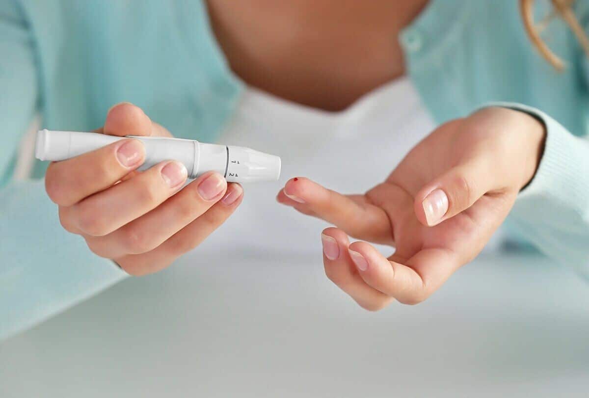 6 تغييرات صحية قد تساعد في إدارة مرض السكري - glands-hormones things that diabetic people should do daily feat 1200x811 - 6 تغييرات صحية قد تساعد في إدارة مرض السكري