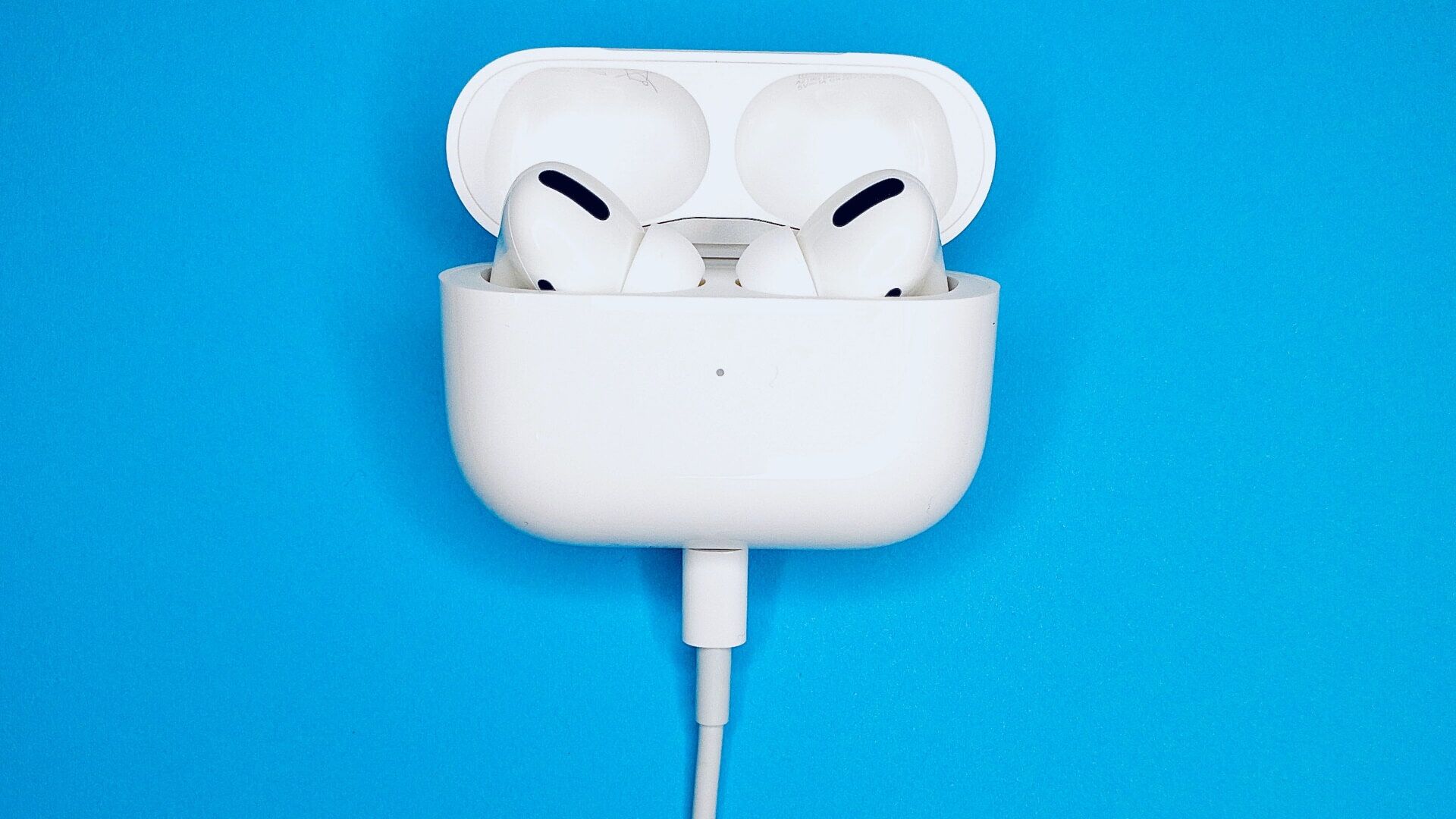 Airpods-charging-1920x1080 أفضل 6 إصلاحات لعدم عمل عناصر التحكم باللمس على AirPods و AirPods Pro