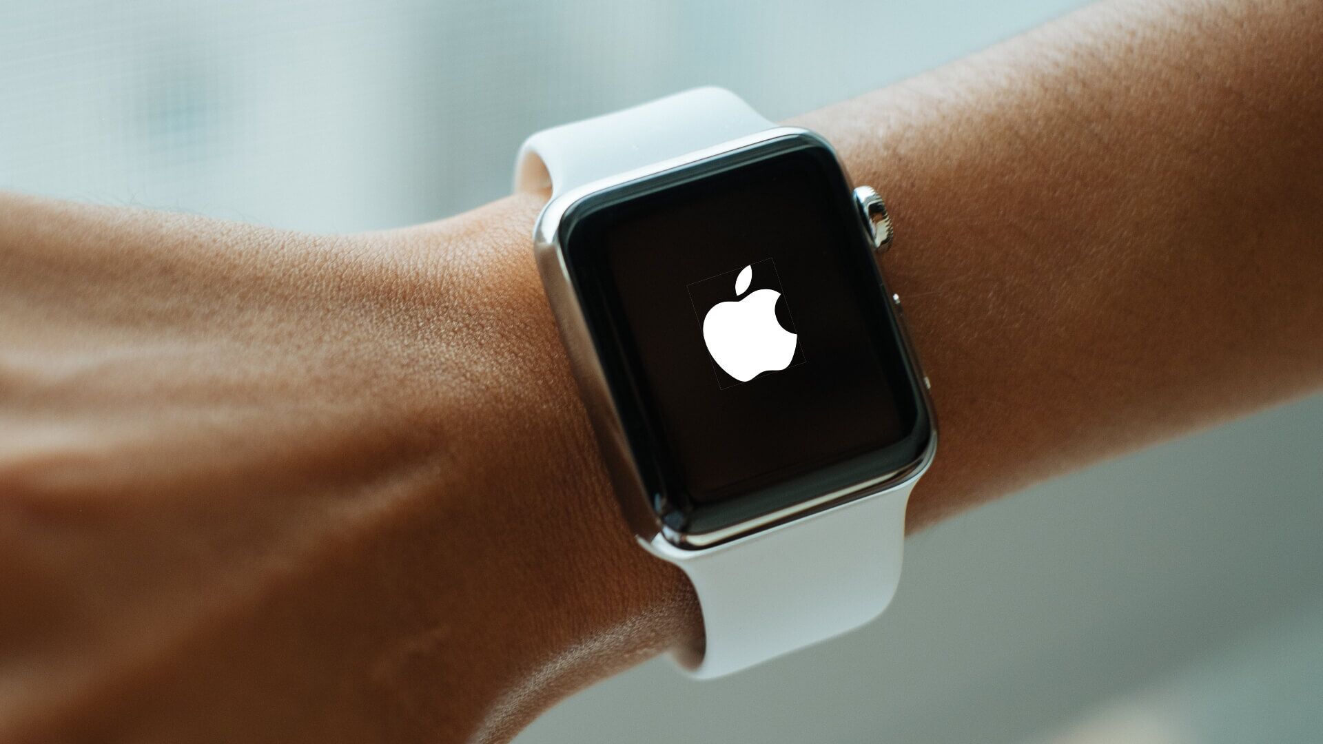 Apple-Watch-stuck-on-Apple-logo-1920x1080 watchOS 9: كيفية استخدام Compass Backtrack و Waypoints على Apple Watch