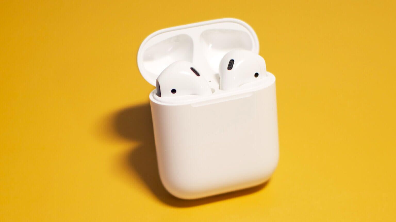 Charge-AirPods-in-case-1536x864-1-1536x864 أفضل 6 إصلاحات لعدم عمل عناصر التحكم باللمس على AirPods و AirPods Pro
