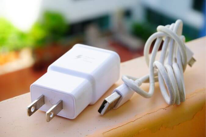 Charger-and-Cable-for-Samsung-Phone-675x450 أفضل 7 طرق لمنع ارتفاع درجة حرارة هاتف Samsung Galaxy الخاص بك