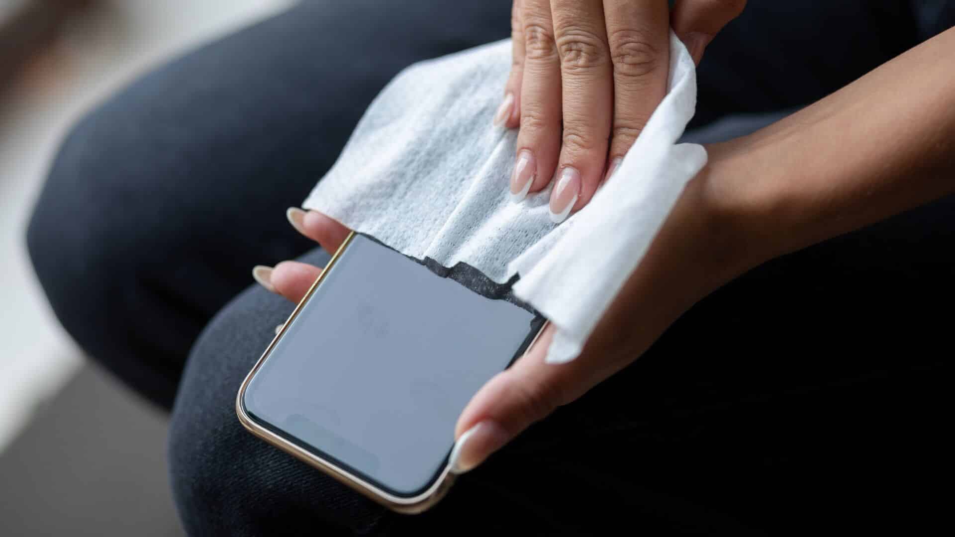 Clean-iPhone-1920x1080 أفضل 6 طرق لإصلاح خطأ اكتشاف سائل في موصل Lightning على iPhone