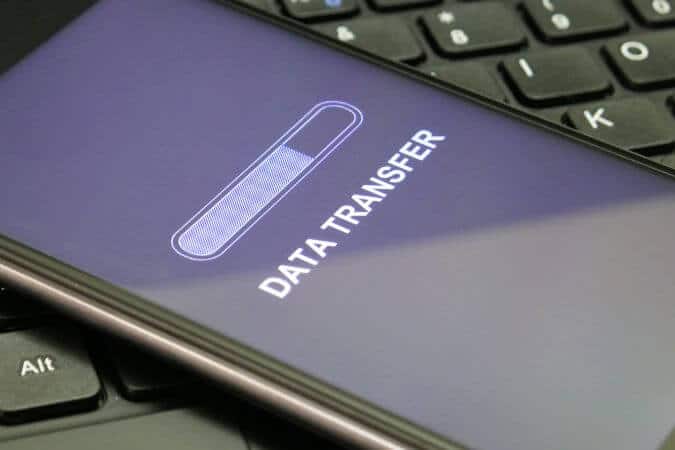 Phone-Data-Transfer-675x450 أفضل 7 طرق لإصلاح  عدم عمل ميزة المشاركة السريعة على هواتف Samsung Galaxy