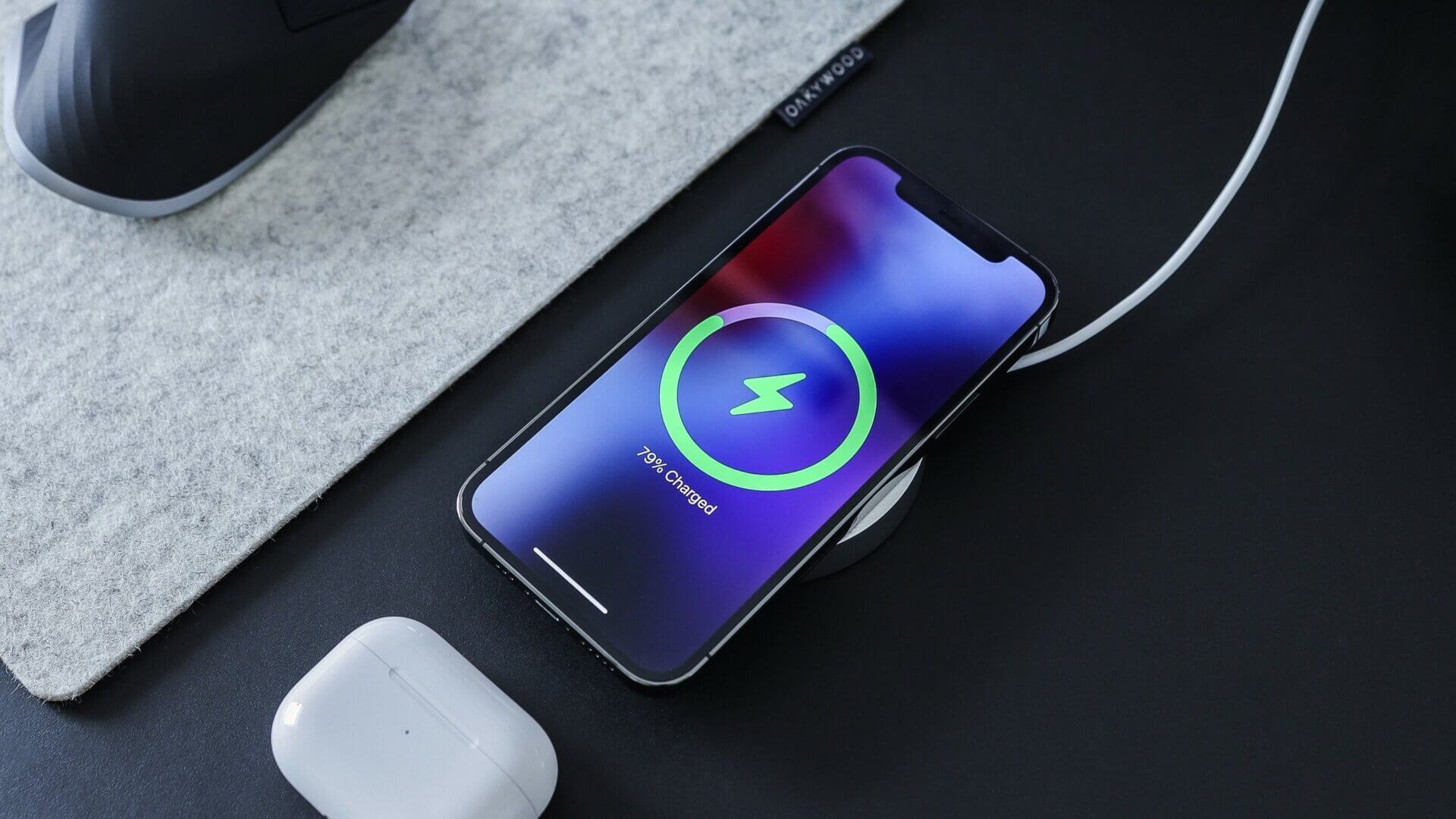 Wireless-Charging-iPhone-1920x1080 أفضل 6 طرق لإصلاح خطأ اكتشاف سائل في موصل Lightning على iPhone
