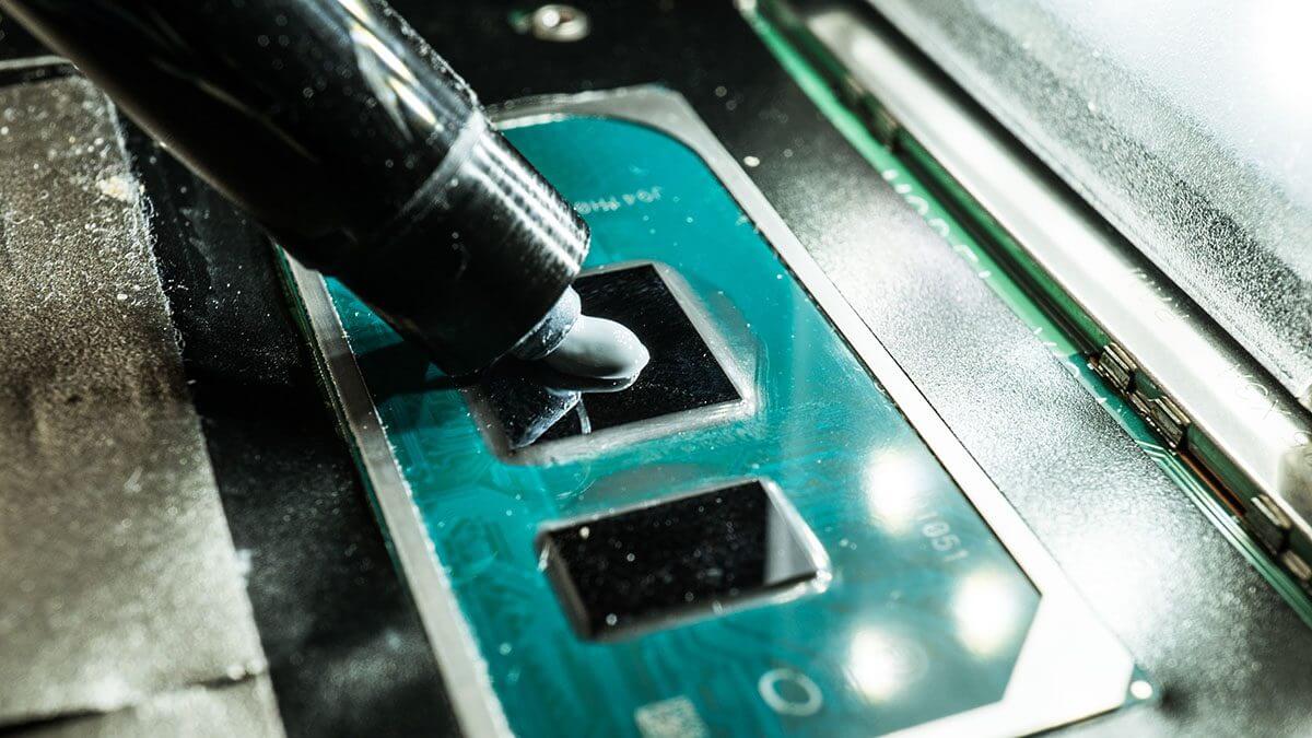 apply-thermal-paste-Fix-high-CPU-Temperature أفضل 9 طرق لتقليل درجة حرارة وحدة المعالجة المركزية CPU على جهاز الكمبيوتر