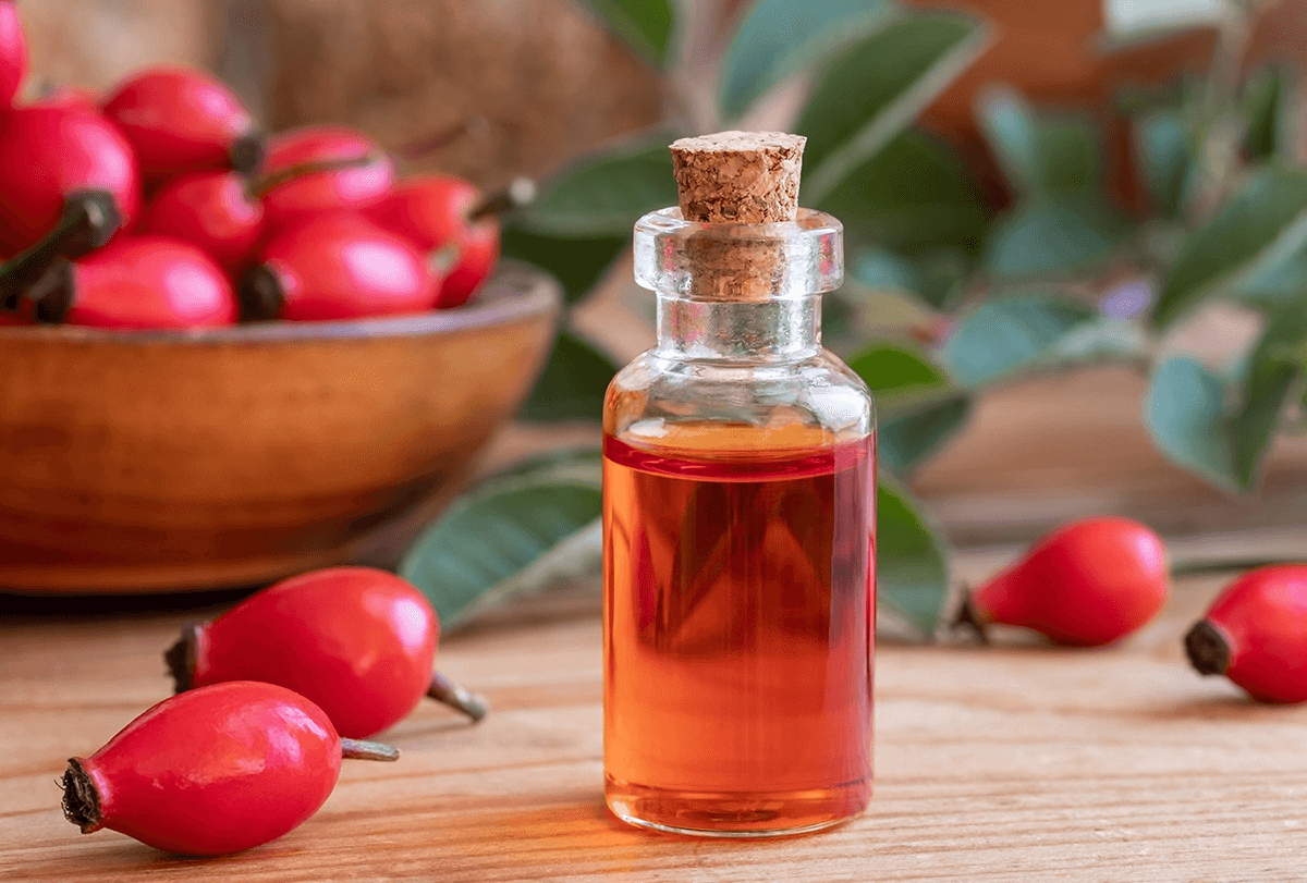 زيت ثمر الورد مقابل فيتامين سي للوجه: الفوائد والآثار الجانبية وكيفية الاختيار - skin-beauty rosehip oil vs vitamin c for face feat - زيت ثمر الورد مقابل فيتامين سي للوجه: الفوائد والآثار الجانبية وكيفية الاختيار