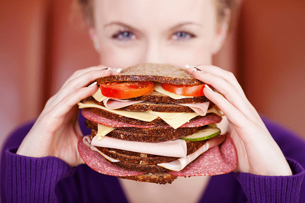 what-does-the-research-say-about-feel-hungry-all-the-time 12 سببًا لشعورك بالجوع طوال الوقت