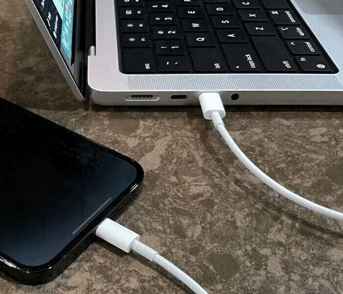 Connect-iPhone-to-Mac.jpg كيفية إعادة ضبط المصنع لجهاز iPhone