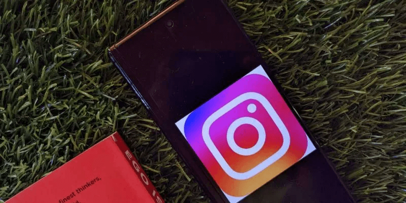 Instagram-Not-Working-On-Android-and-iPhone-800x400.jpg كيفية استخدام ملصقات "Add Yours" في قصص Instagram