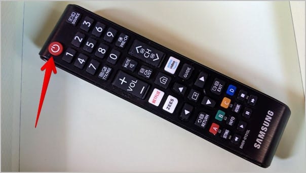 Samsung-TV-Remote-Power-button 11 إصلاح لعدم تثبيت التطبيقات على Samsung Smart TV