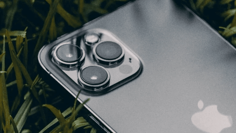 camera-and-lenses-768x432-1 لماذا يعتبر iPhone أفضل من Android؟