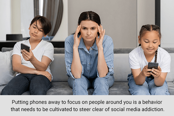 limit-social-media-and-mobile-usage-science-baked-things 10 ممارسات إيجابية تجعلك سعيدًا