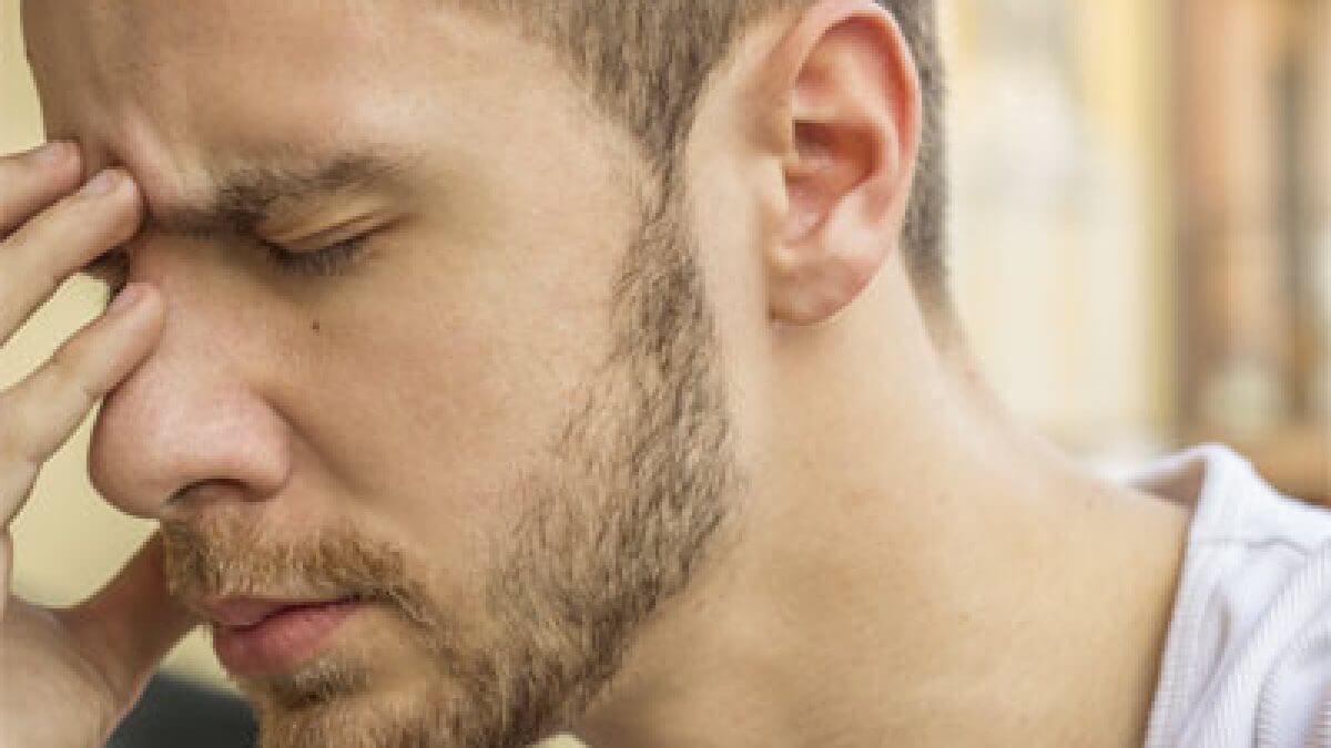 man with sinus pain 1200x675 1 - صداع الجيوب الأنفية: الأسباب والأعراض والعلاجات المنزلية