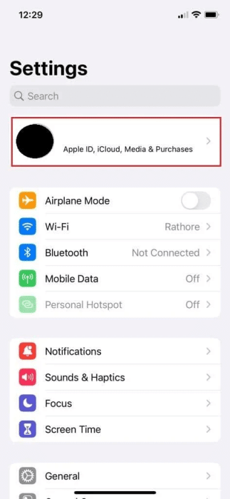 tap-on-apple-id-in-iphone-setting-e1671709924561 كيفية إصلاح مشاركة موقعي على iPhone باللون الرمادي