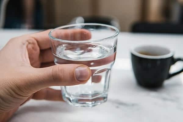 كيف يساعد شرب الماء الدافئ خلال الدورة الشهرية - %categories