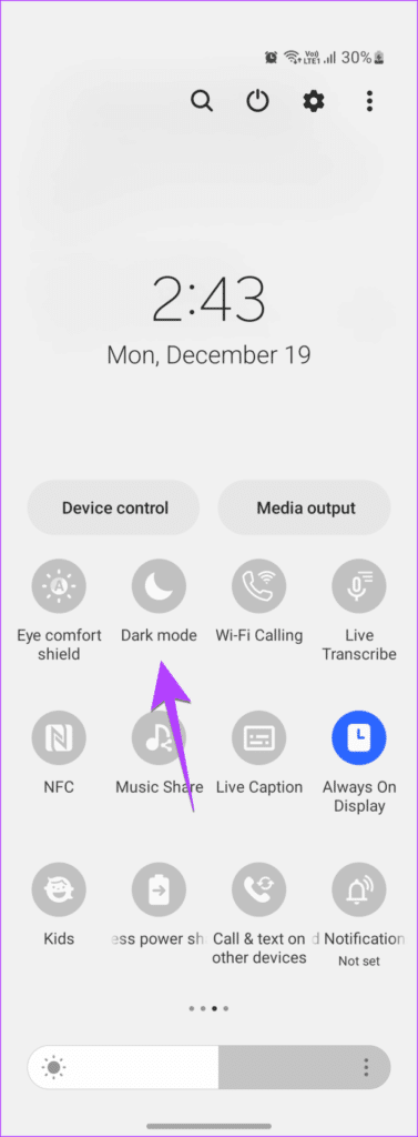 Samsung-Galaxy-Phone-Quick-Settings-Dark-Mode-on-377x1024-1 كيفية تشغيل الوضع الداكن أو إيقاف تشغيله على هواتف Samsung Galaxy