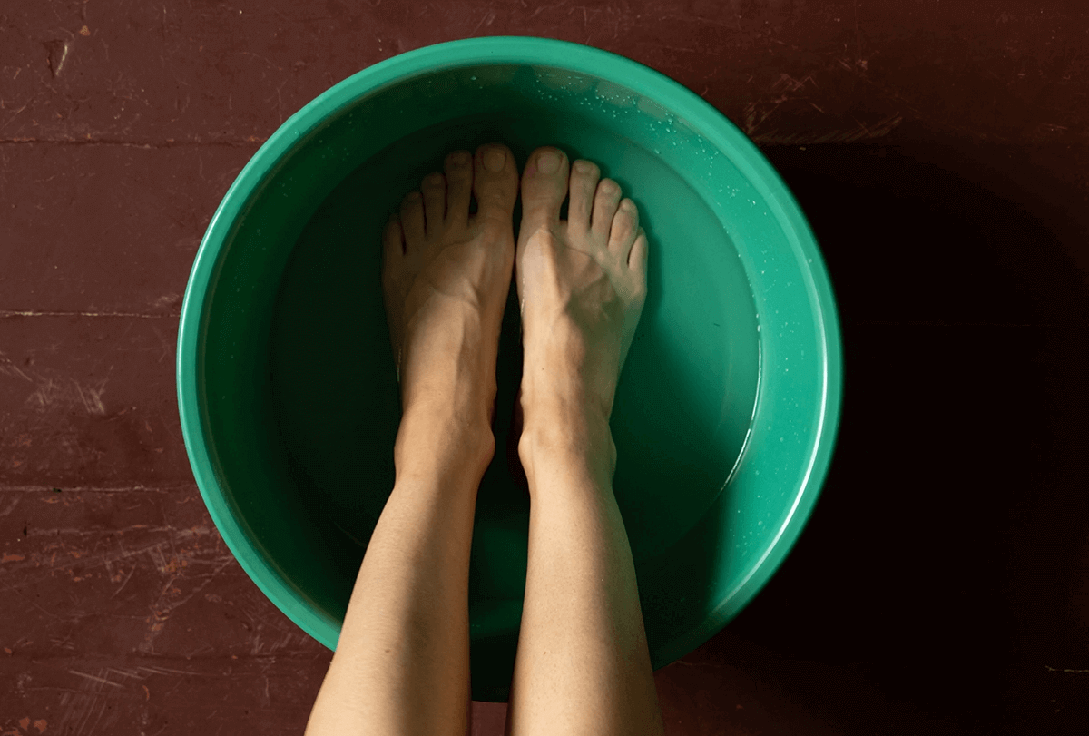 how to treat a sore big toe home treatment feat - 5 علاجات منزلية لإصبع القدم الكبير المؤلم ونصائح للعناية الذاتية