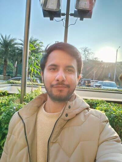 OnePlus-11-selfie-against-sun-768x1024-1 مقارنة بين كاميرا OnePlus 11 و Google Pixel 7: أقرب مما تعتقد
