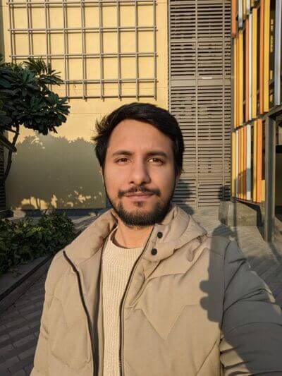 Pixel-7-selfie-768x1024-1 مقارنة بين كاميرا OnePlus 11 و Google Pixel 7: أقرب مما تعتقد