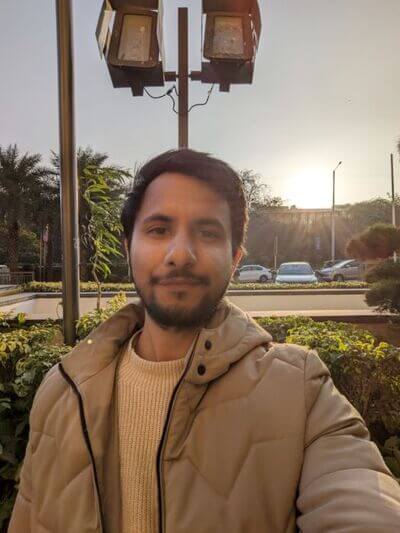 Pixel-7-selfie-against-the-sun-768x1024-1 مقارنة بين كاميرا OnePlus 11 و Google Pixel 7: أقرب مما تعتقد