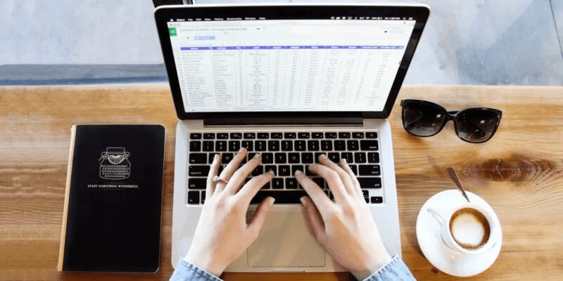 Spreadsheet-Laptop-Coffee-Pixabay-800x400.jpg كيفية تحويل مستند Word إلى صورة JPG أو GIF