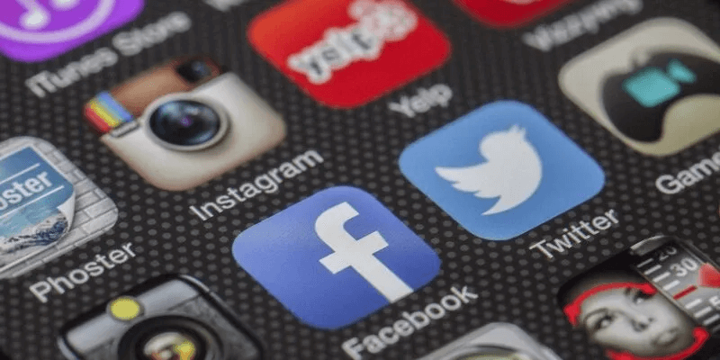 apps-on-a-phone-800x400.jpg أفضل 6 مواقع تنزيل ملفات APK بأمان