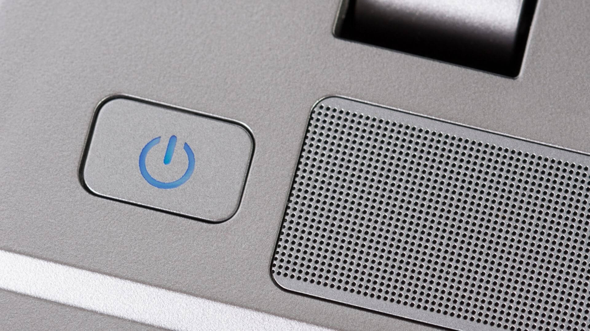 Laptop-Power-Button-1 أفضل 6 طرق لإصلاح ظهور نسبة البطارية بشكل خاطئ على الكمبيوتر المحمول Windows 11