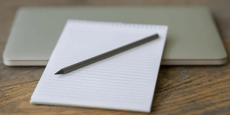 Notepad-Pen-Laptop-Pixabay-800x400.jpg كيفية إضافة وتنسيق أرقام الصفحات في Word