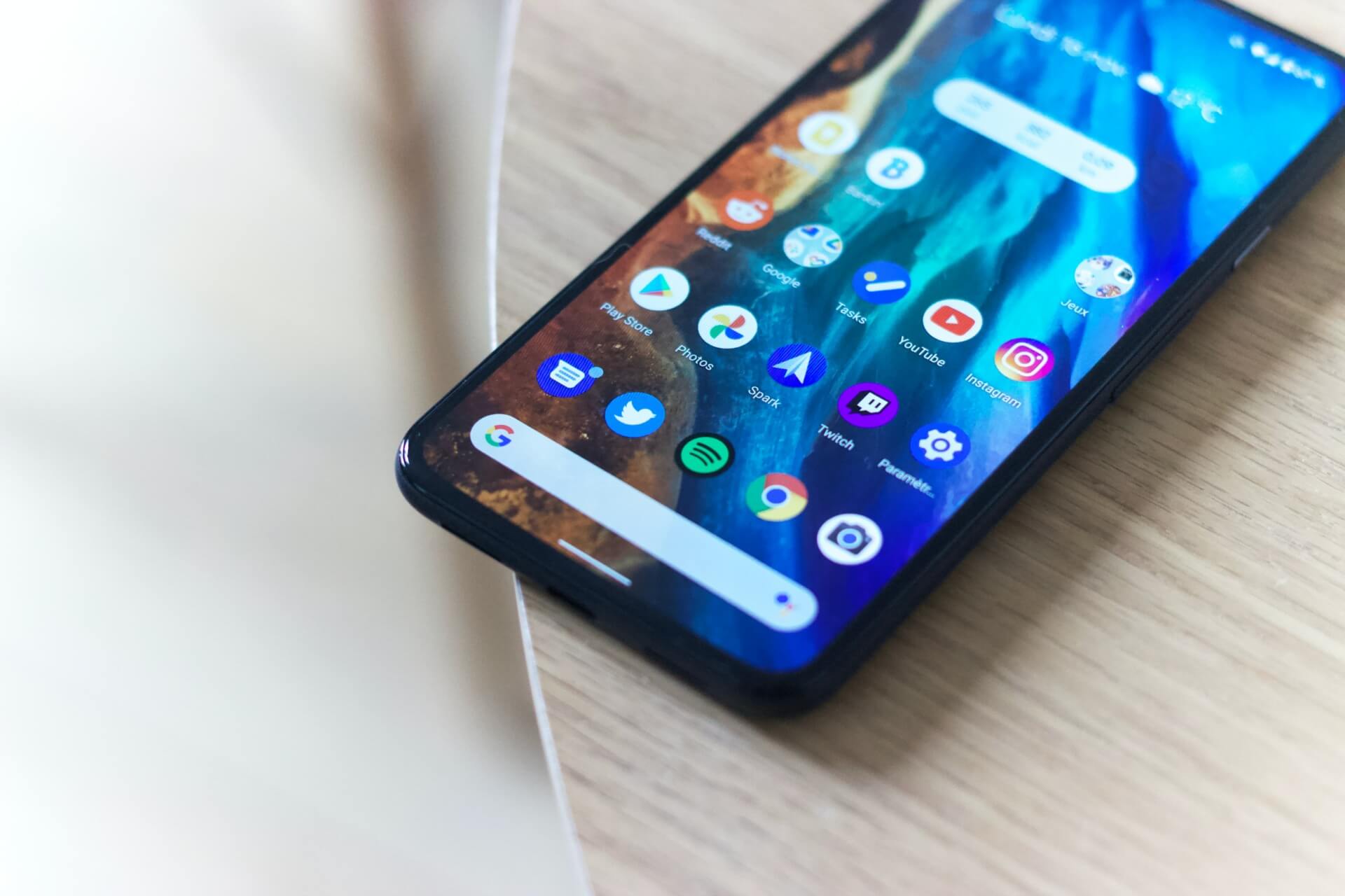 adrien-K12SrkaZuCg-unsplash كيفية تمكين أو تعطيل التشغيل التلقائي لتطبيقات Android