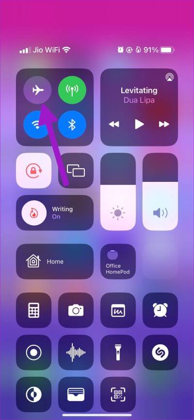 airplane-mode-on-iPhone أفضل 9 طرق لإصلاح عدم تحميل Facebook بشكل صحيح في Safari على iPhone و iPad و Mac