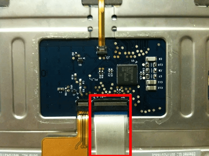 laptop-keyboard-not-working-connector-cable.jpg لوحة مفاتيح الكمبيوتر المحمول لا تعمل؟ جرب هذه الإصلاحات